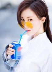 舒畅曝出一组时尚街拍写真 清爽帅气不失时尚感
